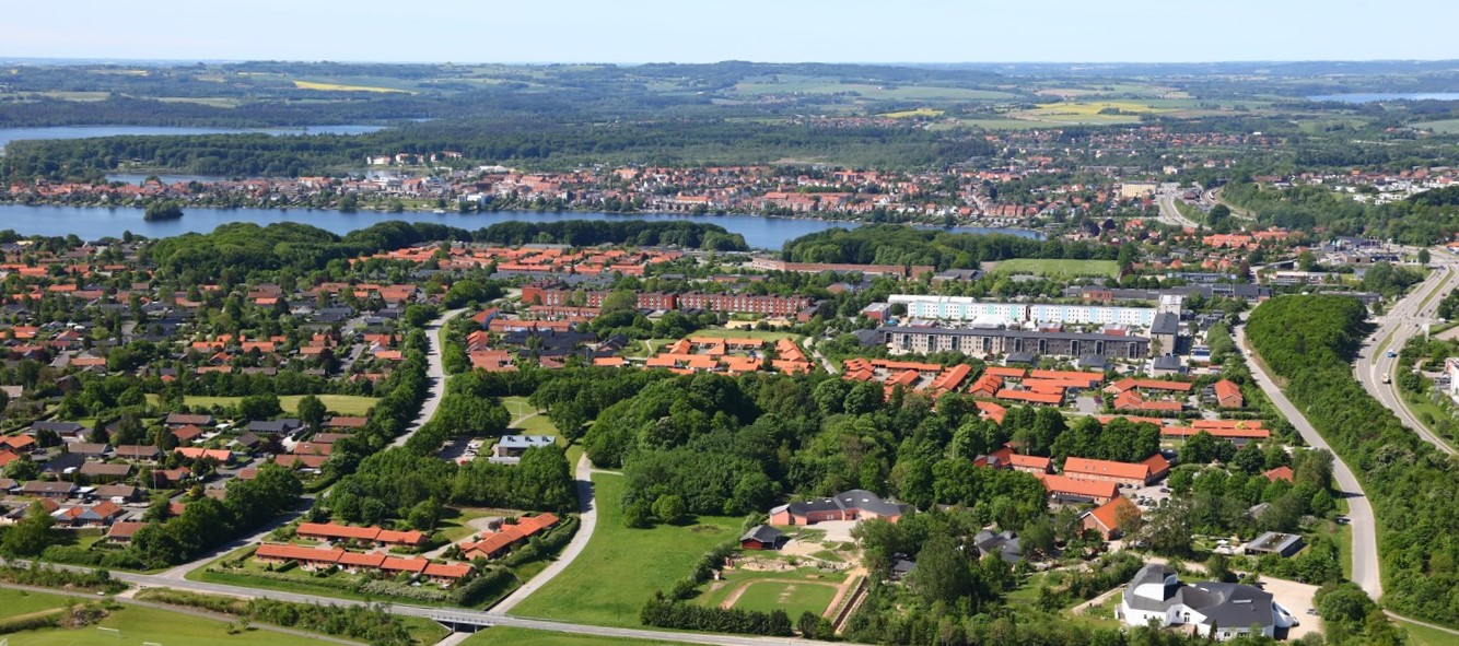 Luftfoto af Højvangen (Huse og træer, Ladegårdsbakken til højre og Skanderborg Sø i baggrunden) 